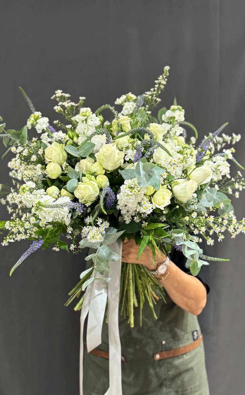 ЛУСИНА - Воздушный букет с розами и эустомой - Image 1 of 1 | Avenue Des Fleurs