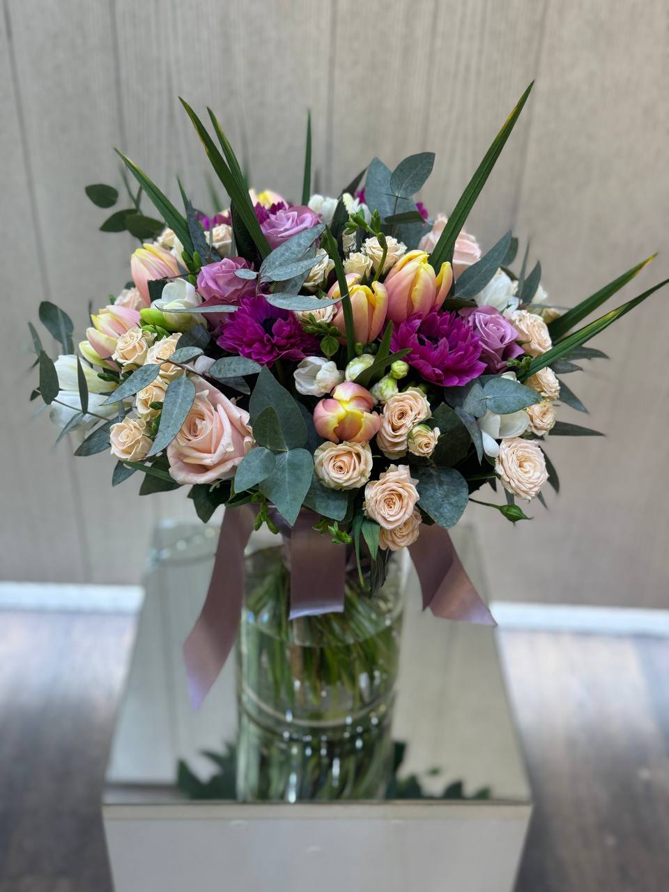 Կակաչներով և ֆրեզիաներով էլեգանտ փունջ - Thumbnail 1 of 2 | Avenue Des Fleurs