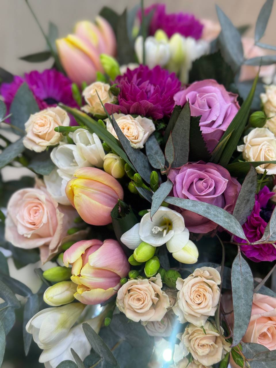 Կակաչներով և ֆրեզիաներով էլեգանտ փունջ - Thumbnail 2 of 2 | Avenue Des Fleurs